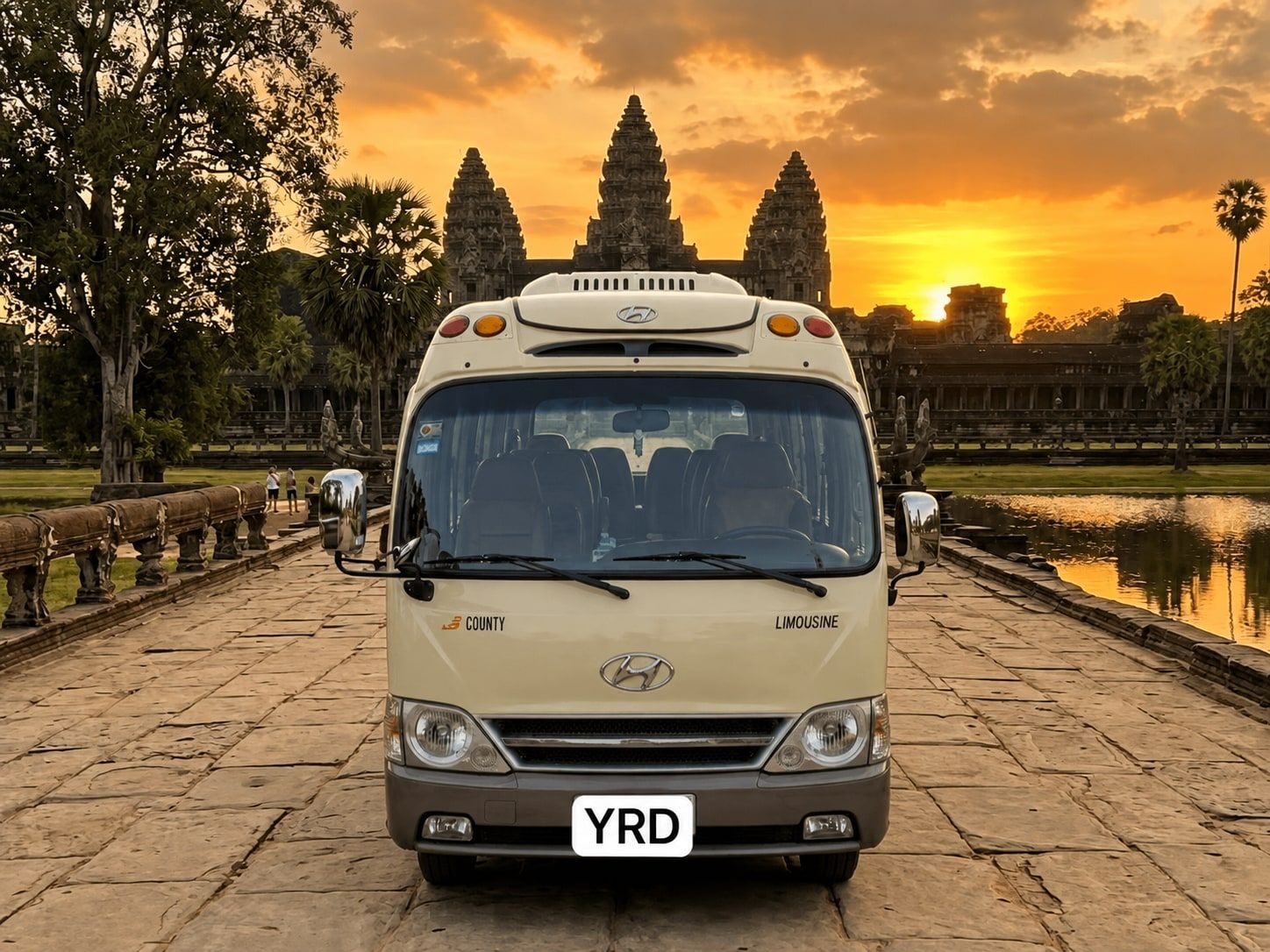 米色现代 County 中巴正面,车身印有 County Limousine 字样,停在吴哥窟参道上
